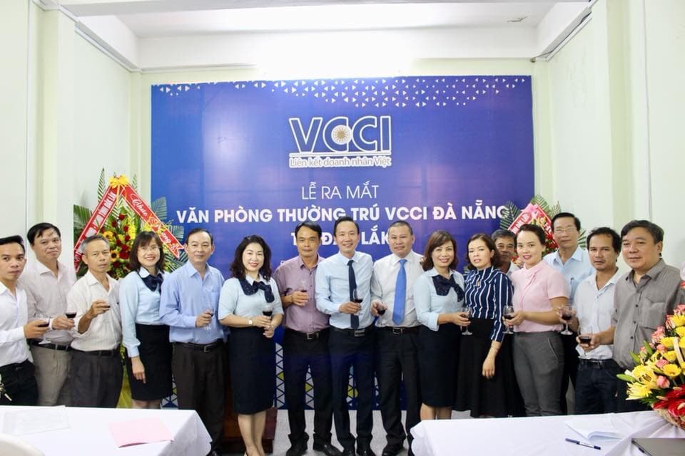 (Lãnh đạo và cán bộ VCCI Đà Nẵng chụp hình lưu niệm tại Lễ ra mắt Văn phòng thường trú VCCI Đà Nẵng tại Tây Nguyên)
